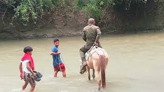 CROSS THE RIVER TO GO TO THE VEHICLE