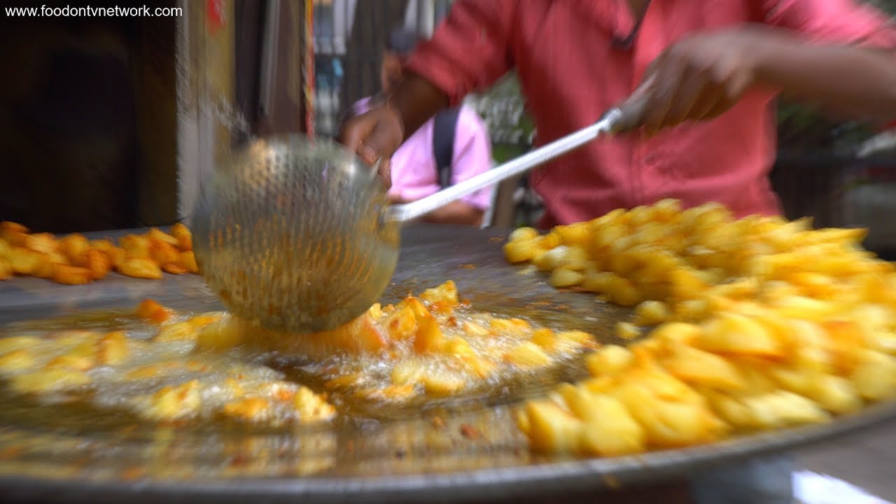 Best Chaat in Delhi, India | Best Street Food in India | Aloo Chaat and Fruit Chaat | Street Food & Travel TV India