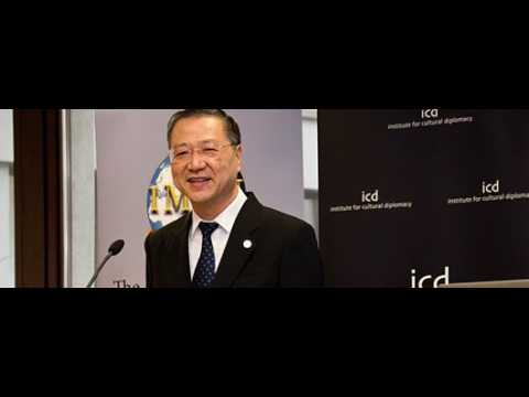 我们做人要学会关心别人，雪中送炭，这种慈悲就像一颗种子一样，可以种在别人的心田，可以在人间长出更多的爱。