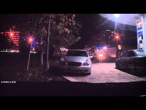 ქალი საჭესთან, სიგარეტი და ბენზინი