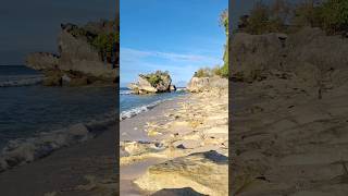 Di Pantai Kelihatan Gunungnya.