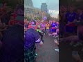 Les jongles d’un policier à Boston devant les supporters écossais en grande forme 😂