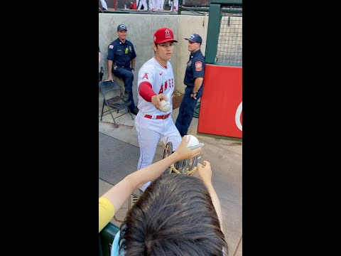 大谷翔平選手からボールを貰う！8歳の野球少年に起きた奇跡！大谷選手ありがとう💕 [マイケル]Shohei Ohtani gives a ball to a boy! #shorts