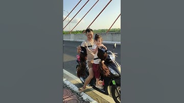 Ba iu dấu ơi đội mũ tóc giả vào cho đỡ nắng nào #mutocgia