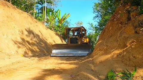 CAT D6R XL Operator Skills Leveling Road Land in Plantations