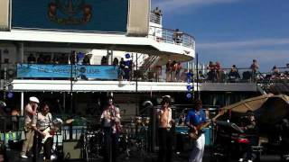 Video voorbeeld van "Yacht Rock Revue - L.A. Lindsay (@The Weezer Cruise)"