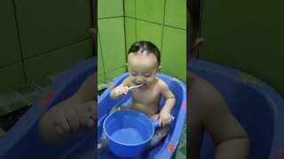 Subhanallah..Anak Soleh Baby Gemoy Mandi Sambil Gosok Gigi Sendiri #anakpintar #shortsviral #shorts