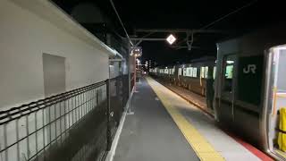 夜の和歌山線岩出駅に到着する227系1000番台普通和歌山行き！