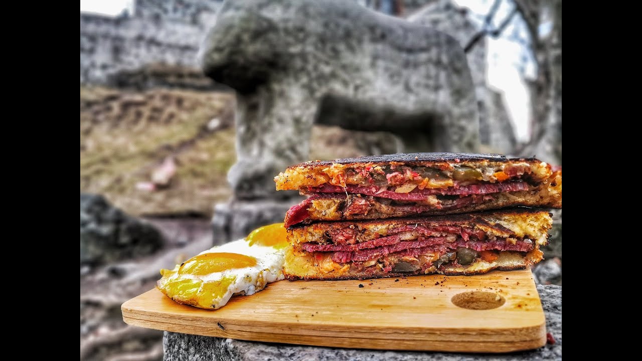 Kanapka Reuben. Góra Ślęża 718m n.p.m. Reuben Sandwich. Sandwich Iron