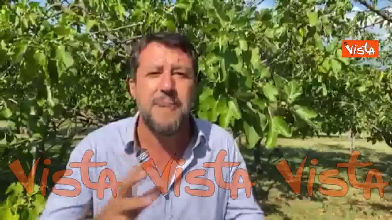 Salvini mostra la camicia strappata e il rosario rotto dopo l'aggressione a Pontassieve