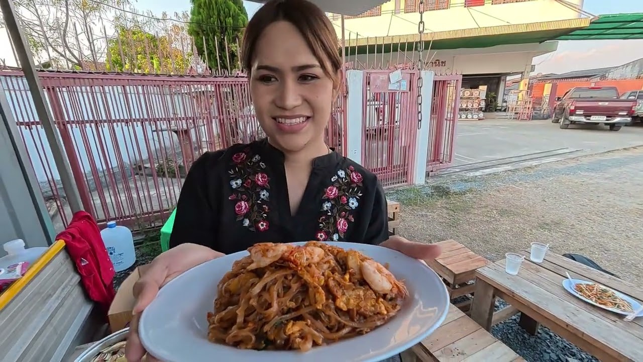 ผัดไทยสีวลี เส้นเหนียวนุ่ม น้ำซอสเข้มข้น เส้นแม่กวง จ.เชียงใหม่