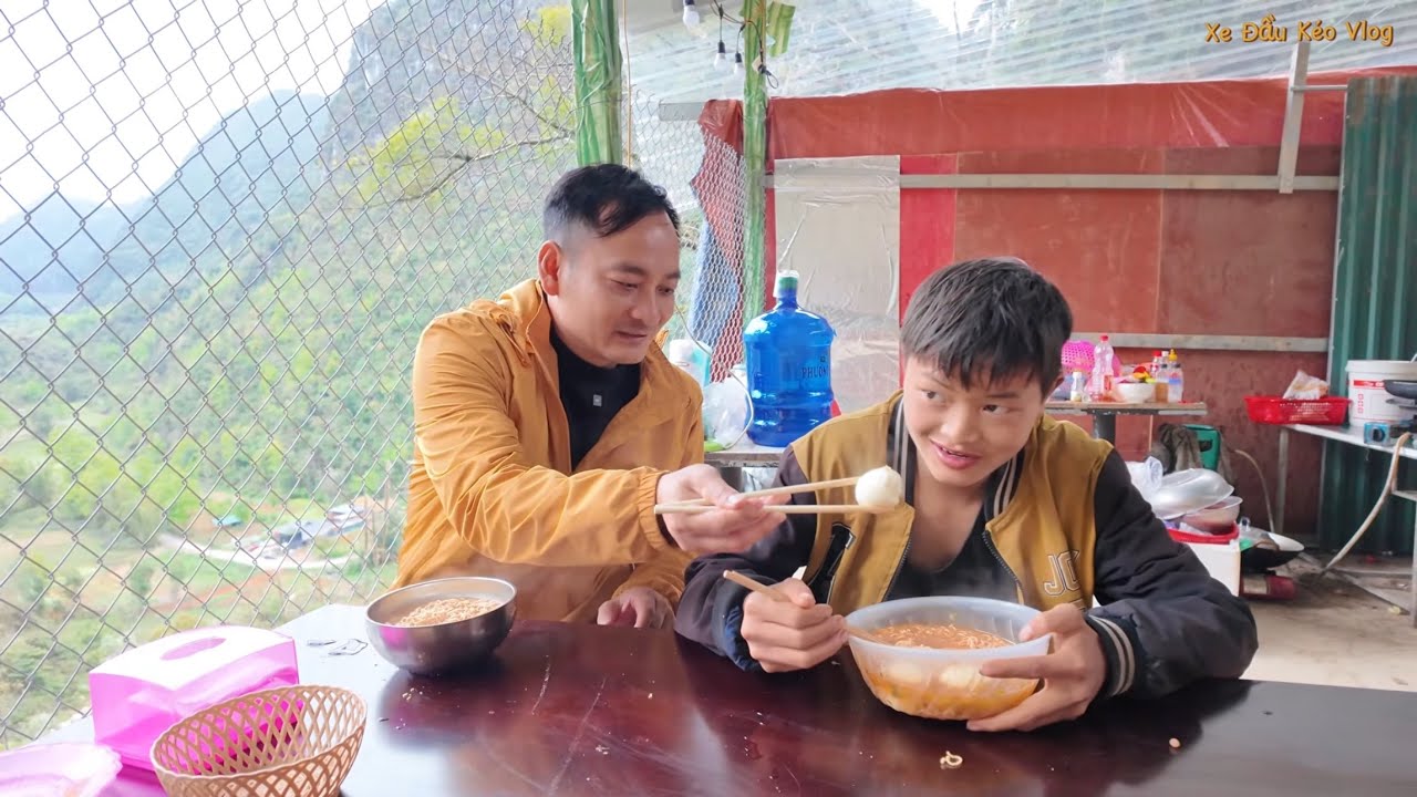 T25 Đường Lũng Chàm | Ngày mưa gió bế tắc công việc, ăn mì tôm trứng đập đá làm đường