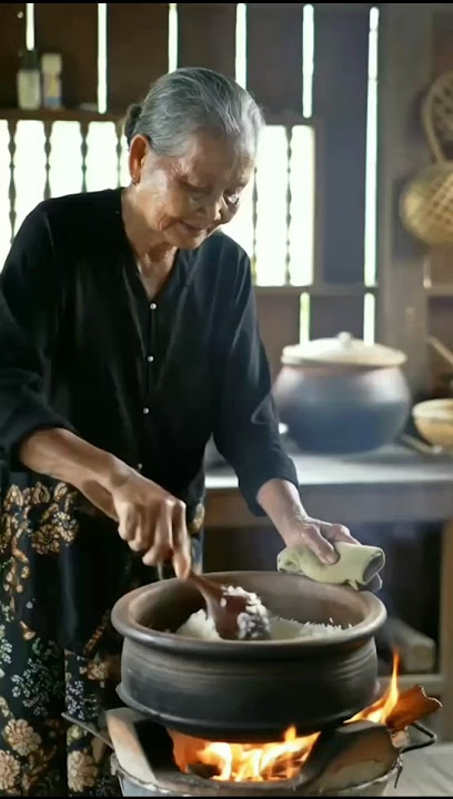 Ibu memasak nasi buat sarapan bapak sebelum berangkat ke sawah