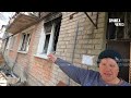 ВОЛНОВАХА.ДВОРЫ РАЗБИТОГО ГОРОДА. РАЗРУШЕНЫ ДОМА. ЛЮДИ ЖИВУТ НА УЛИЦЕ И В ПОДВАЛАХ.