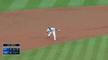 KC@TEX: Andrus makes a barehanded play in the 2nd