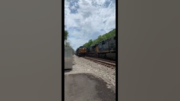 2 trains having a battle of the horns 😱