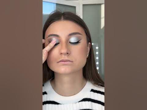 Как клеить блестки на глаза - YouTube