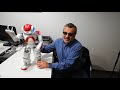 Giuseppe gioca con Zora, il robot umanoide dalle capacità futuristiche