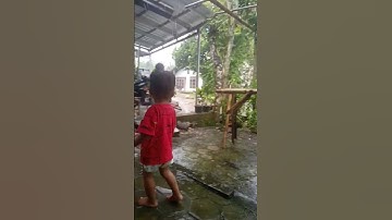Hujan hujanan #mainhujan #shorts #mandihujan