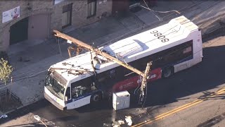 MTA Bus Hijacker Crashes Into Utility Pole After Driver Leaps Out Window: Cops | El Minuto (English)