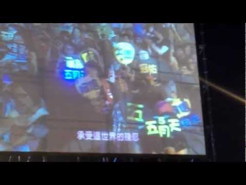 2012花蓮夏戀嘉年華-五月天-我不願讓你一個 人.mp4