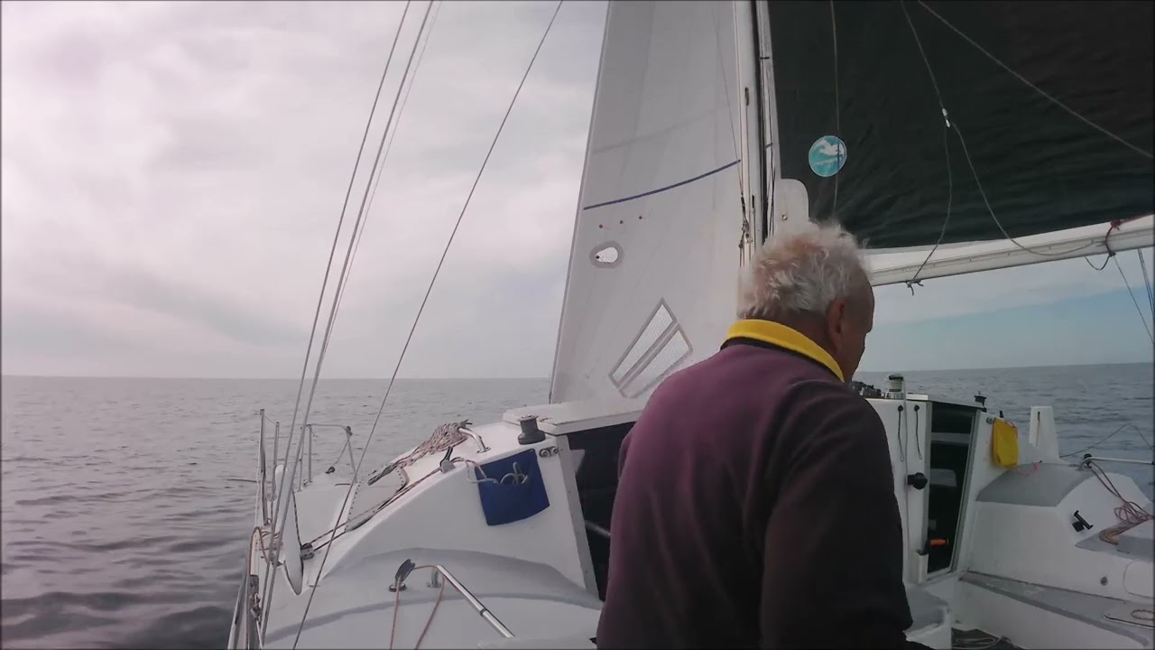 ⁣Singlehanded mainsail hoisting and tacking on 30ft Sagitta catamaran