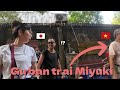 Du khách Nhật và chủ quán Việt tương tác với nhau vô cùng đáng yêu