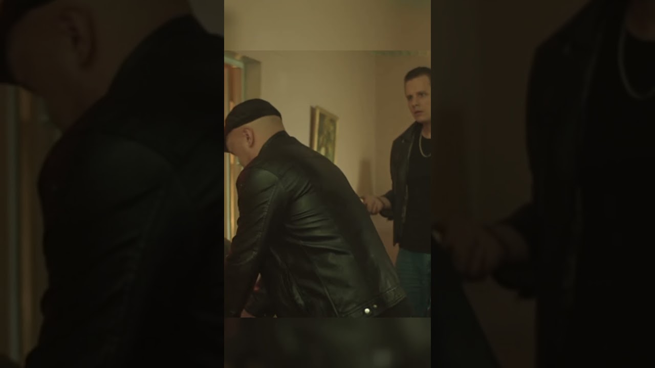 А что вы тут делаете, в шарады играете? 