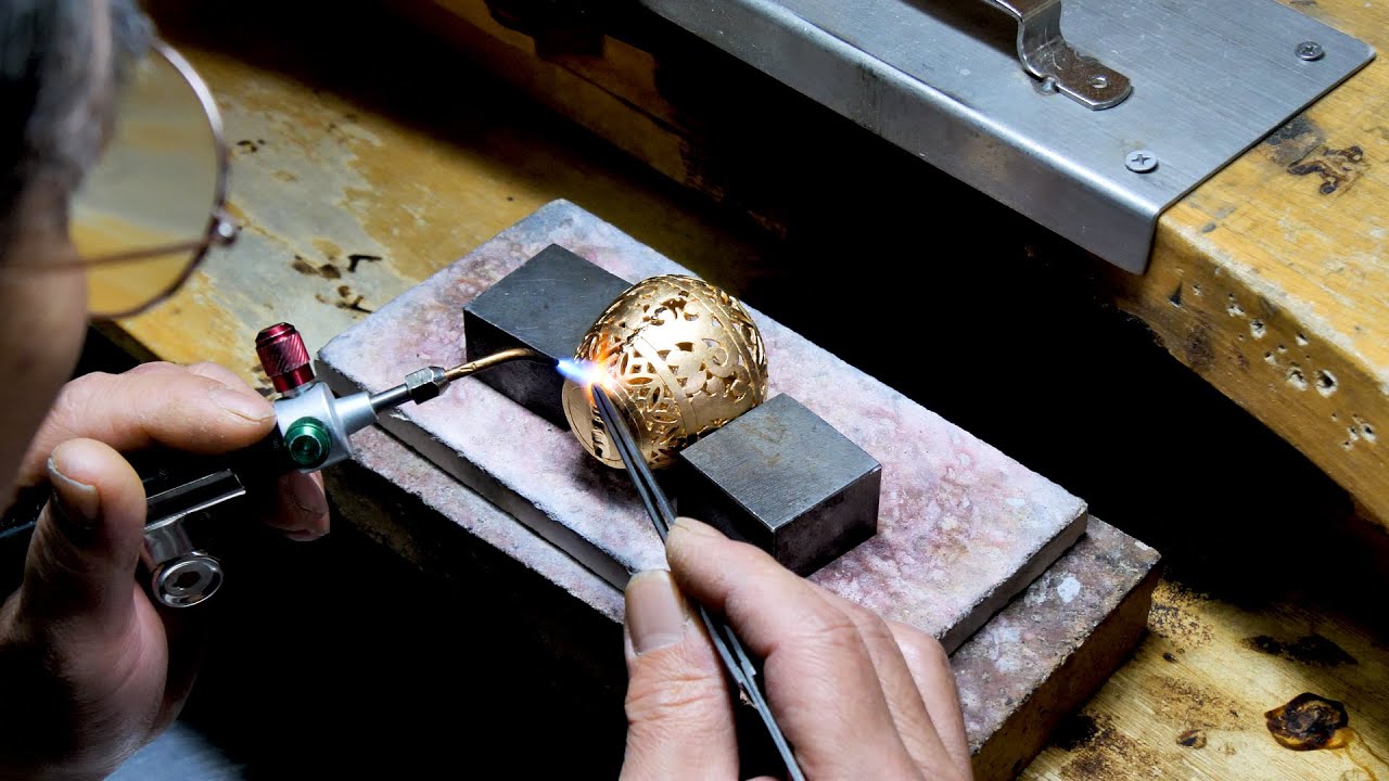 Making Pure Gold Pot. Korean Gold Artisan with 50 Years of Experience.