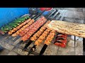Il vend de dlicieux kebabs et salades dans une petite maison dans la rue  turkish street food