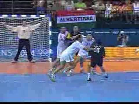 Ein fÃ¼r Christian Zeitz typisches Tor bei der Olympiade 2004 in Athen im Spiel Deutschland gegen Ungarn. Deutschland verlor das Spiel 30:29 (17:14)