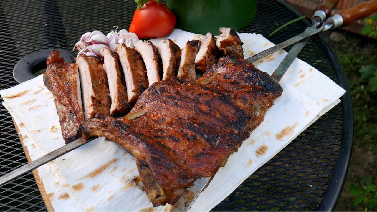 ребрышки по канадски. свиные ребра bbq. ребрышки на мангале в фольге. свиные ребра bbq. мясо в фольге на мангале.