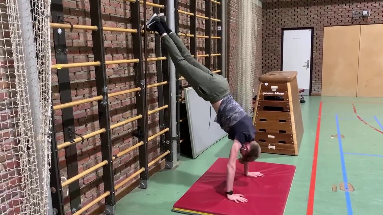 Opklimmen tot hoekstand aan het sportraam