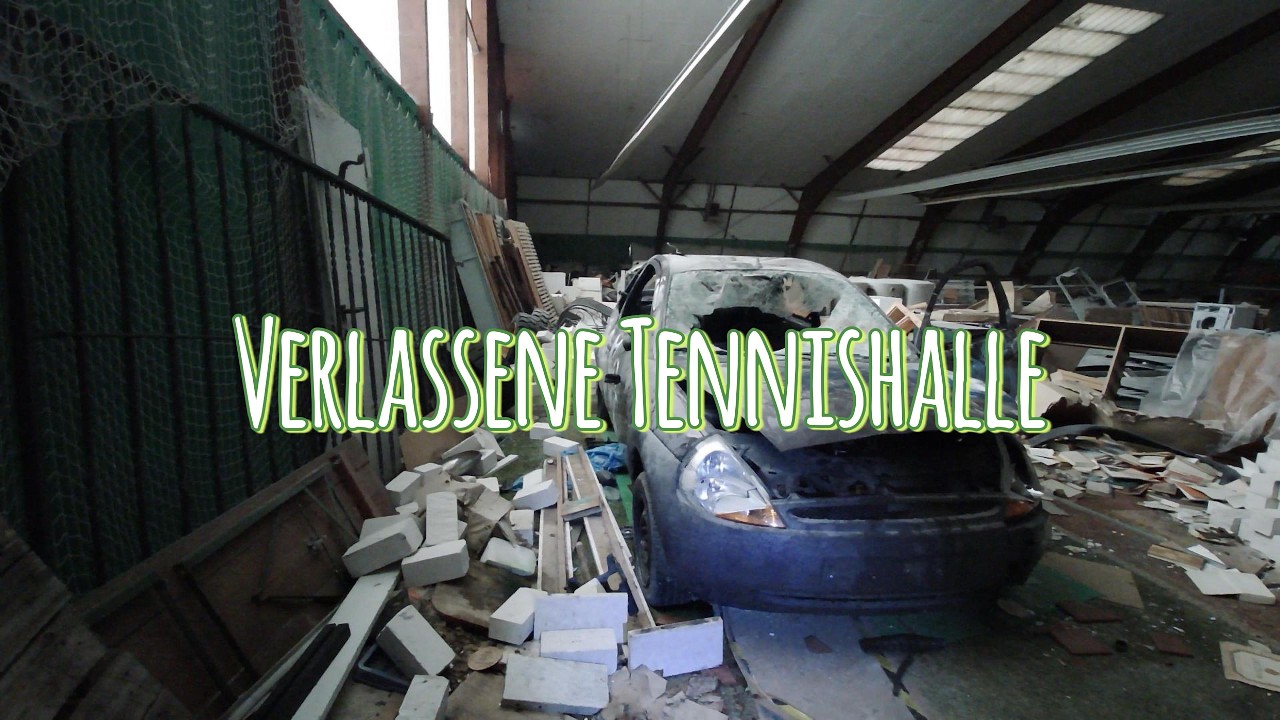 Eine verlassene Tennishalle in NRW mit vielen zurück gelassenen Gegenstände sowie Autos Betten.