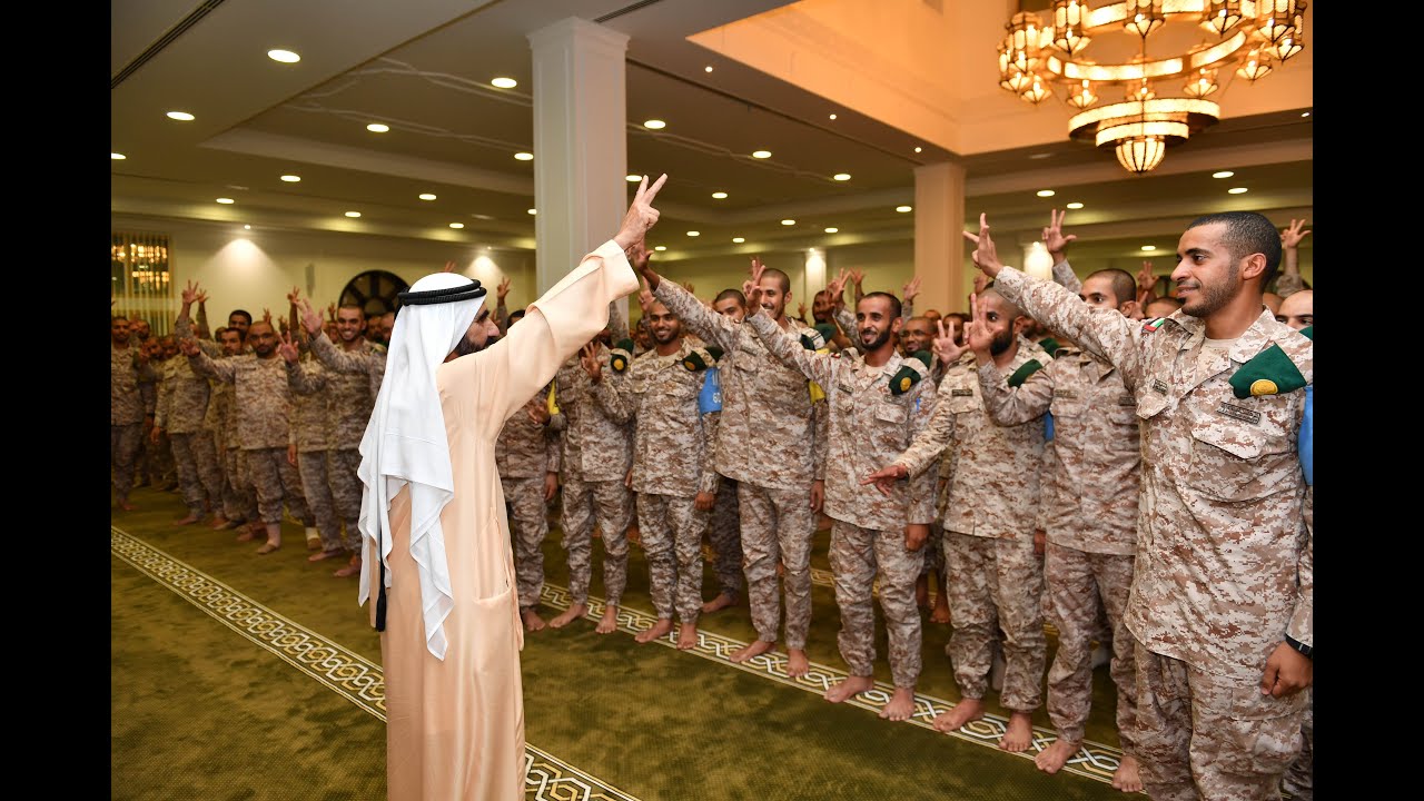 محمد بن راشد يشارك مجندي الخدمة الوطنية طعام الإفطار