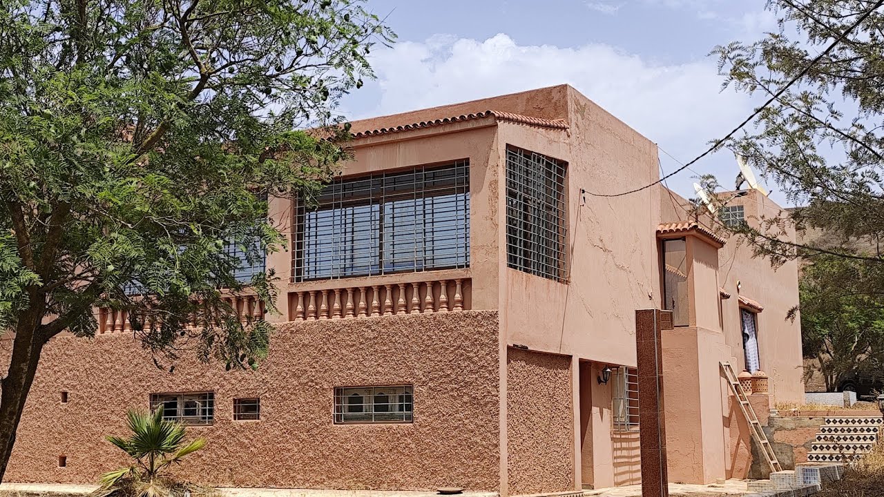 فيرمة كبيرةللبيع في بن سليمان طريق كازا مساحتها هكتار و نصف فيها فيلا مساحتها 400متر جوج بيار محفظة 