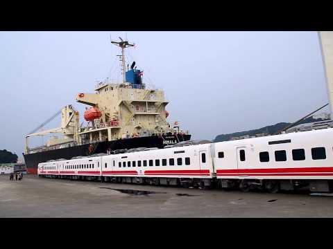 2013.4.26臺鐵TEMU2000普悠瑪號第三，四組列車抵基隆港西四碼頭