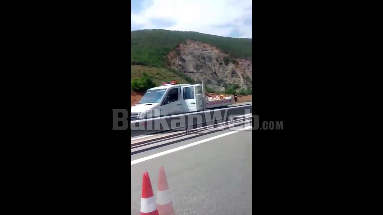 Aksident i rëndë në “Rrugën e Kombit”, shihni si ka përfunduar makina poshtë trafikndarëses