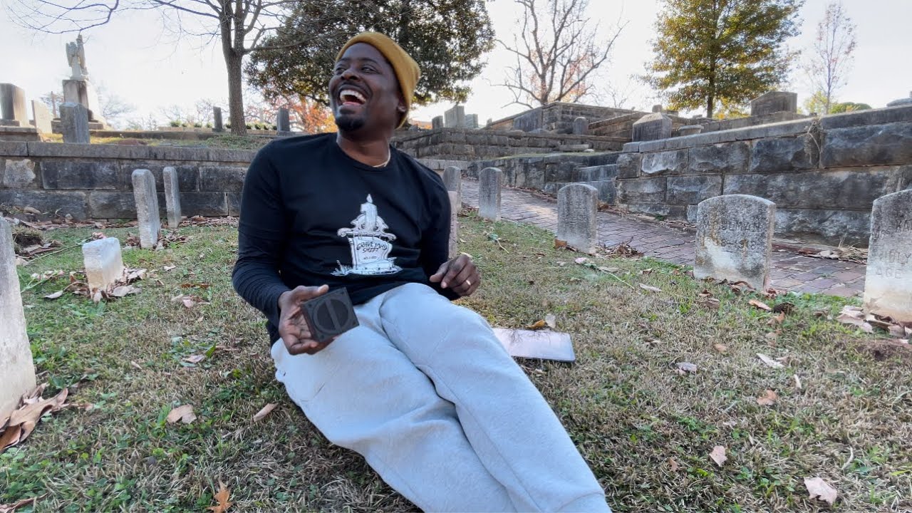 Подарок призракам на этом кладбище с привидениями