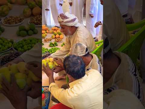 سوق قرية بلادسيت امس احد قرى ولاية بهلاء يقام سوق بعد صلاة الظهر مباشرة كل منتجات من قرية