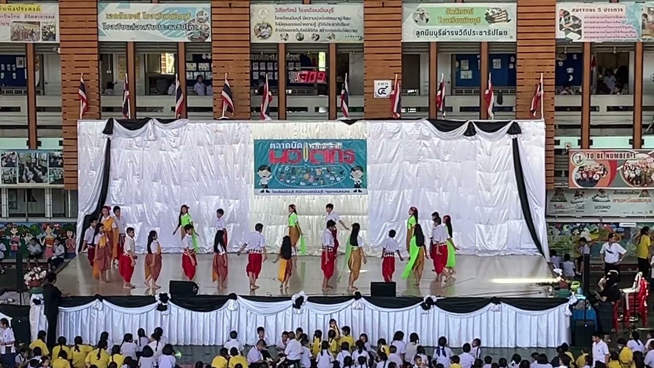 การแสดงรำวงมาตรฐานในการเปิดงานตลาดนัดนวัตกร