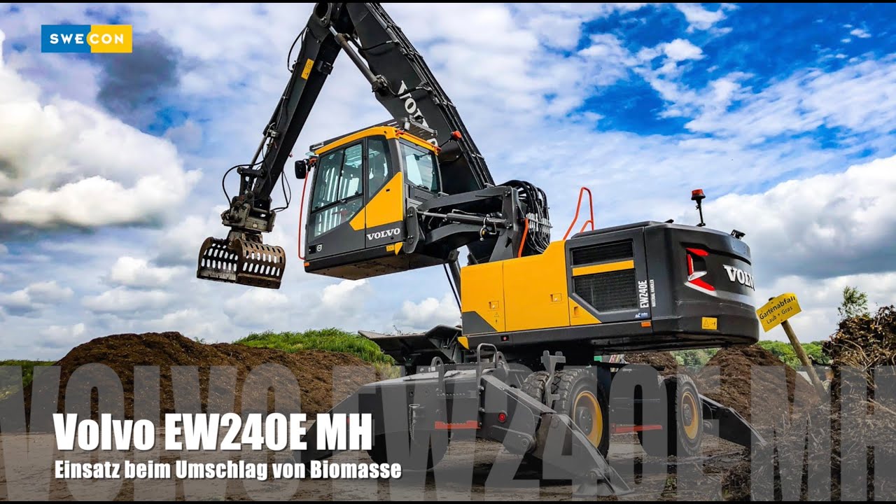 Volvo EW240E MH beim umschlagen von Biomasse.