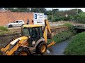 Retroescavadeira JCB 4CX limpando córrego(JCB 4CX backhoe loader cleaning stream)