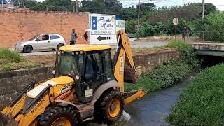 Retroescavadeira JCB 4CX limpando córrego(JCB 4CX backhoe loader cleaning stream) by Israel Anselmo 2,550 views 1 year ago 2 minutes, 40 seconds