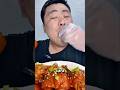 Kenapa orang ini bisa makan paha ayam secepat itu