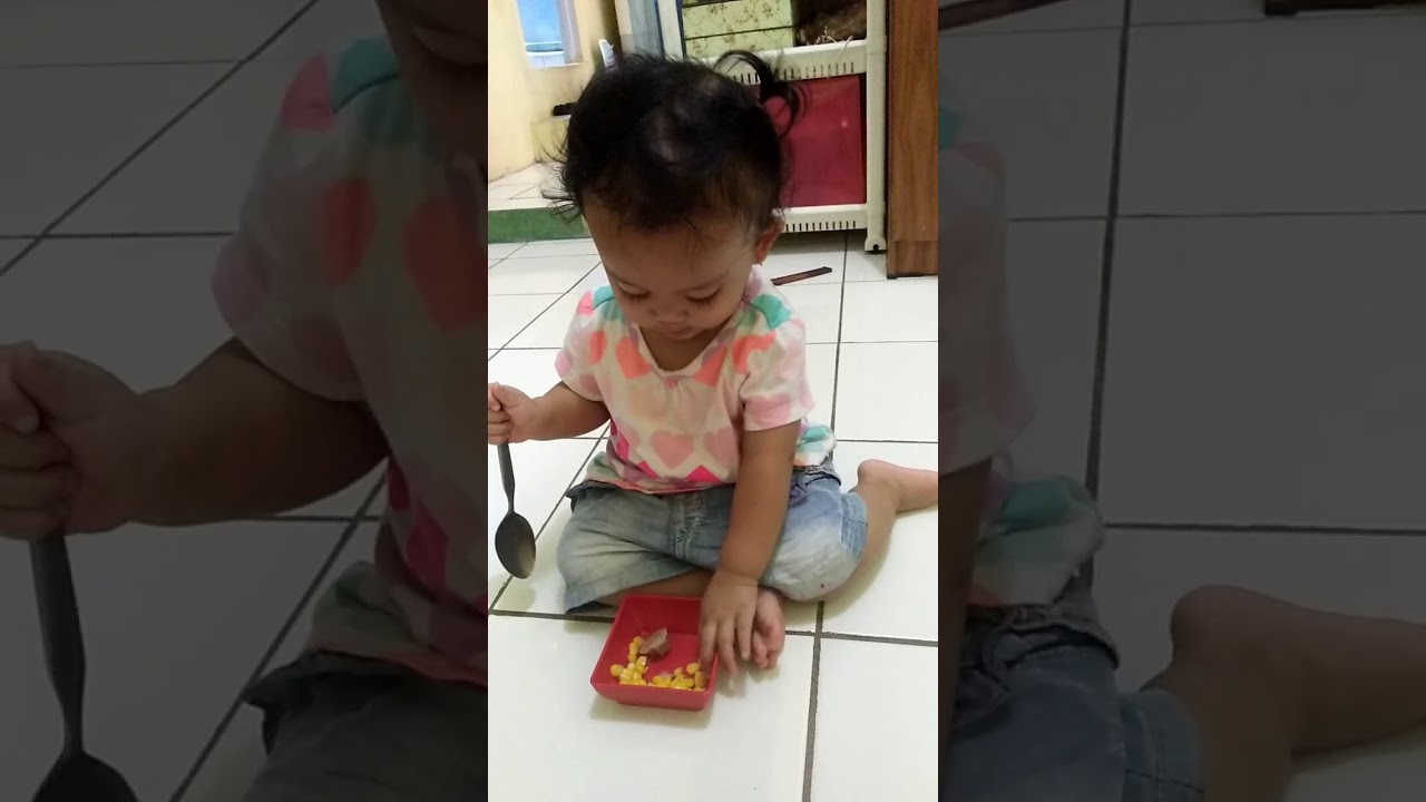 Anak 1 tahun belajar makan sendiri YouTube