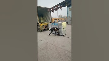 Granite slabs are being loaded into containers. With our own quarries, the diligence of the Chinese