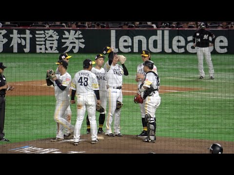 初めてみた！東浜巨の元へタオルを持っていく斉藤和巳コーチ！