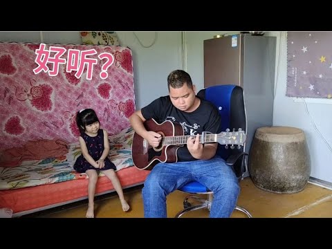 闲暇时间，二胖在直播间练吉他。一首蓝莲花代表他此时此刻的心情