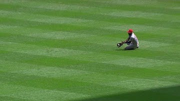 STL@MIL: Heyward charges in to make sliding catch